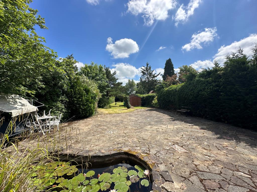 Lot: 63 - DETACHED HOUSE FOR REPAIR WITH POTENTIAL - Patio with pond